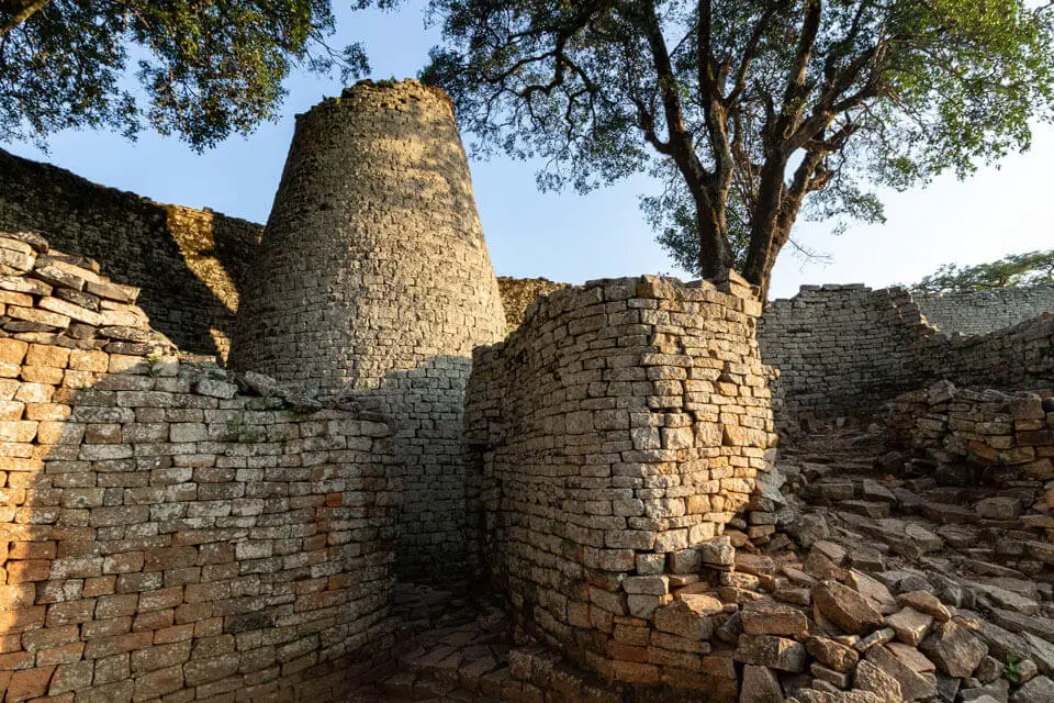 great zimbabwe ruins.