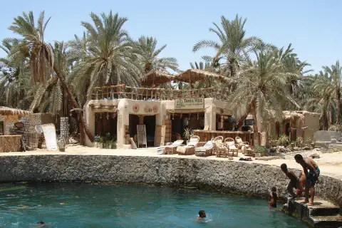 cleopatra-pool-in-siwa-oasis