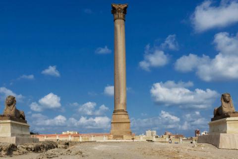 pompeys pillar in alexandria egypt