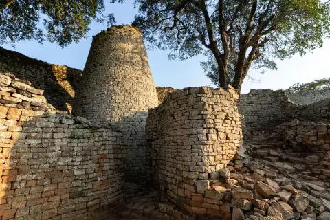 great zimbabwe ruins.